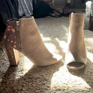 Never worn!! Cute ankle open toe boot with pink classy flowers!